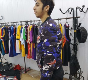 Blouson aviateur vintage personnalisé pour jeunes OEM Blouson universitaire en polaire d'hiver avec lettre de baseball brodée Élégant et confortable - Product Image 4