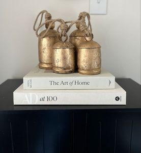 Cloches de vache en fer de ton traditionnel lourd pour une utilisation en collier de chèvre ou comme tentures murales décoratives en métal rustique - Product Image 3