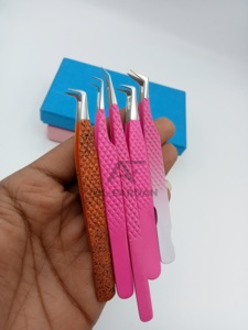 Pince à cils volume à pointe nano avec logo personnalisé, pince à épiler d'extension de cils à finition rose en acier inoxydable à pointe fibre de botte à 90 degrés - Product Image 4