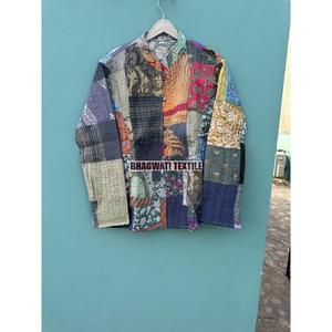 Veste polaire matelassée indienne à la main pour femmes Manteau d'hiver court en coton réversible pour filles Techniques imprimées pour la saison d'automne - Product Image 1