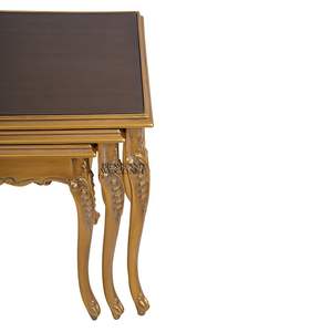 Ensemble de tables gigognes classiques en or avec dessus brillants foncés et pieds courbes élégamment sculptés à la main pour une décoration intérieure de luxe - Product Image 2