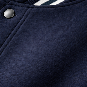 เสื้อแจ็คเก็ตวาร์ซิตี้แบบแร็กแลนสั่งทำพิเศษ สีกรมท่าด้านนอก สีเทาด้านใน ติดกระดุมแป๊ก  แบบ Letterman รับผลิต OEM แบรนด์ส่วนตัว ขายส่งจากโรงงาน - Product Image 5