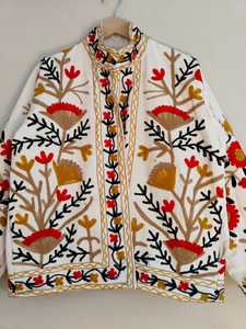 Veste Suzani en coton TNT faite à la main pour femmes, tenue artistique de festival avec broderie ethnique, manteau d'hiver pour style bohème - Product Image 2