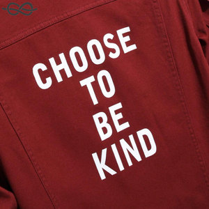 Chaqueta vaquera con bolsillo y solapa gráfica con eslogan para hombre, Chaqueta de algodón de manga larga con diseño rasgado y bolsillo con botones - Product Image 5