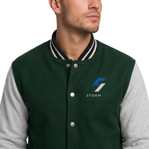Blouson universitaire unisexe Storm Fit vert avec manches grises, logo brodé, vêtement d'hiver décontracté en laine et cuir, coupe-vent, anti-UV, haute performance - Product Image 4