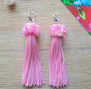Boucles d'oreilles à pompons roses de qualité supérieure, boucles d'oreilles à pompons en soie satinée, boucles d'oreilles pendantes à pompons perlés, boucles d'oreilles légères style bohème - Product Image 1