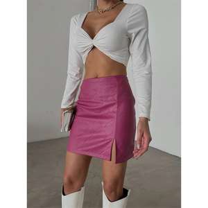 Falda de cuero acolchada fucsia para mujer con abertura - Product Image 1