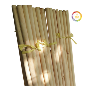 Poteaux en bois de haute qualité pour l'agriculture, la construction, les clôtures et l'aménagement paysager avec longueur et diamètre personnalisés - Product Image 1