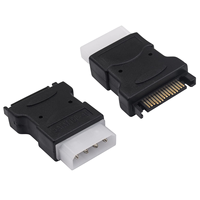 El conector del adaptador macho SATA de 15 pines a 4 pines IDE se aplica al conector para discos duros