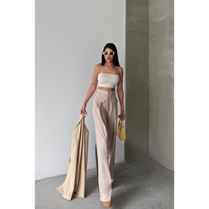 Pantalones beige para mujer con detalle de solapa plisada ancha y cierre de broche. - Product Image 2