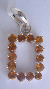 Pendentif religieux artisanal Shah Gems en argent sterling 925 pour femme, avec citrine naturelle et motif croix, pierre principale en quartz - Product Image 1