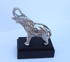รูปปั้นช้างทำด้วยมือที่ทันสมัยฐานไม้สีเงินตกแต่งหรูหราสำหรับตกแต่งบ้านของขวัญอะลูมิเนียมสวยงาม - Product Image 1