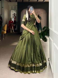 Magnifique Lehenga en soie de créateur avec broderie Zari, Lehenga Choli, Lehenga pour demoiselles d'honneur, Lehenga pour les fonctions de mariage. - Product Image 4