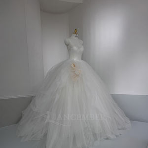 Vestido de Novia Moderno NT127 con Cola de Capilla, Estilo Long Beach, sin Tirantes, de Tul, con Apliques de Encaje y Cristales, y Flores 3D - Product Image 2