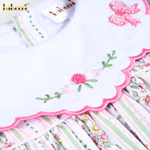 Robe Fille DR4625 à Motifs Floraux Brodés à la Main avec Nœud et Accents de Perles - ODM Enfants Automne 100% Coton Certifié OEKO-TEX Coupe Trapèze - Product Image 2