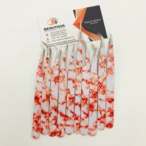 Pinzas para extensión de pestañas con estampado de mármol naranja Cierre completo Agarre fuerte Logotipo privado personalizado Punta de fibra de 90 grados Acero sostenible - Product Image 4