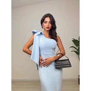 Vestido de crepé con lazo desmontable y un solo hombro, corte ajustado y cintura natural, modelo 2136 - Product Image 3