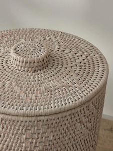 Corbeille à papier moderne en rotin naturel avec couvercle, écologique - Product Image 2