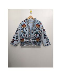 Veste courte de broderie Suzani pour femmes de qualité supérieure vêtements de plage d'hiver robe matelassée avec cadeau de conception brodée pour elle - Product Image 1