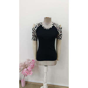 Chemisier en viscose à manches courtes et col rond pour femme, imprimé léopard avec détails rayés sur les manches, 33356 - Noir - Product Image 5