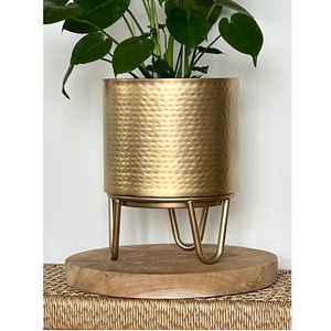 Maceta con diseño martillado de metal de diseño moderno para decoración de interiores y jardines al aire libre a un precio asequible - Product Image 1