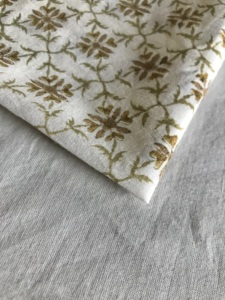 Tela de Algodón Estampada a Mano CHHAAPE con Diseño Floral Geométrico sobre Base Natural para Mujeres Adultas - Product Image 3