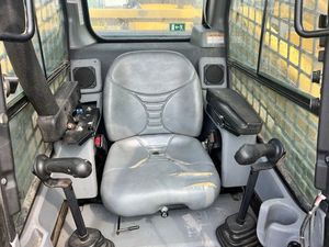 Chargeuse compacte Gehl V330 2019, transmission intégrale 4x4, norme Euro5, charge utile nominale de 9 tonnes, moteur, boîte de vitesses, pompe, roulement - Product Image 6