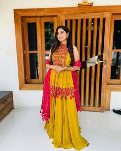 Hermoso bordado Georgette corto Anarkali Kurta con Georgette Sharara y Dupatta, diseñador paquistaní festivo/fiesta - Product Image 2