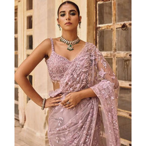 Saree pakistanais indien de style Bollywood avec broderie complexe et chemisier fortement embelli pour les fêtes d'hiver - Product Image 1