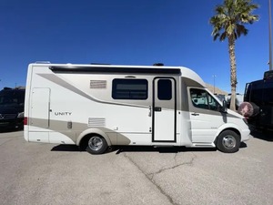 Unidad de viaje L-e-i-s-u-r-e T-r-a-v-e-l U24MB usada del 2016 lista para la venta - Product Image 2