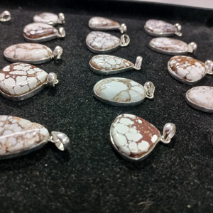 Collar con Colgante de Plata de Ley 925 con Turquesa y Múltiples Piedras de Alta Calidad, Diseño Caballo Salvaje - Product Image 5