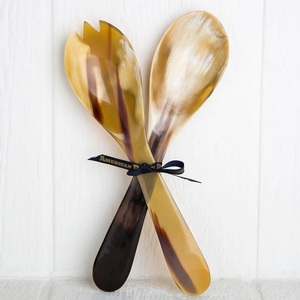 Ensemble de serveurs à salade en corne de buffle naturelle Ustensile de cuisine à mélanger noir pour les fêtes à la maison et à l'hôtel en plastique durable - Product Image 1