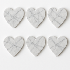 Sous-verres en marbre en forme de coeur noir et blanc élégants sous-verres en pierre durables pour Tables à manger salon personnalisable - Product Image 4