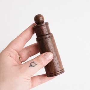 Étui à aiguilles en bois de sésame sculpté à la main - Product Image 4