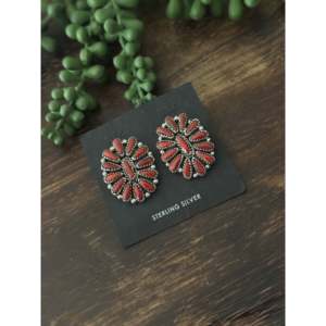 Boucles d'oreilles clous tendance en corail rouge Navajo et argent sterling, serties de fleurs avec diamants et perles, idéales pour un cadeau - Product Image 3