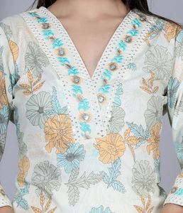 Ensemble Kurta droit en coton imprimé floral moutarde pour femmes avec col en V et manches 3/4, associé à un pantalon et un dupatta assortis - Product Image 1