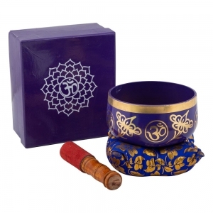 Cuenco de Canto de Color dorado martillado de latón tibetano, hecho a mano, con pelador de madera y cojín para equilibrio de chakras - Product Image 2