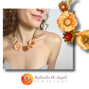 Collar de Mujer con Diseño de Flor de Durazno Romántica, Hecho a Mano por Artesanos Italianos, con Cuentas Chapadas en Rodio - Product Image 3