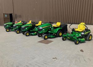 Cortadora de jardín X950R con motor central y componentes de engranaje, 4x4 tractor limpio de ruedas, modelo John-Deere X950R - Product Image 2