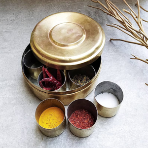 Boîte à épices en laiton de style élégant pour une organisation de cuisine haut de gamme, créant un espace de cuisson propre et raffiné - Product Image 5