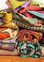 Couette Kantha vintage indienne vente en gros, couverture réversible faite à la main, couvre-lit, tissu en coton, imprimé biologique d'hiver bohémien