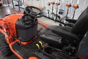 Mini Tractor Kubota BX2680 de Primera Categoría, Tractor de Ruedas Diésel 4x4 con Cargador Frontal para Granja y Jardinería - Product Image 5