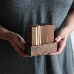 Dessous de verre élégants en bois de noyer sophistiqués Décoration de table artisanale pour la maison Meilleurs tapis et tampons en bois - Product Image 2