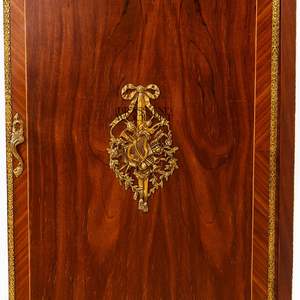 Armoire à chaussures haute de style français de luxe avec incrustations en bois élégantes, accents en laiton doré moulé à la main et pieds ornés pour hall de palais - Product Image 3