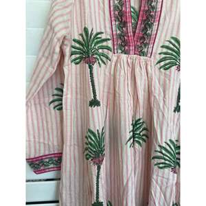 Kaftan de plage marocain rose à motifs palmiers, paréo de bain - Product Image 3