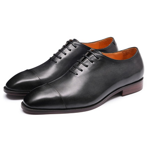 Chaussures habillées en cuir de style brogue avec détails perforés et semelle intérieure amortissante pour hommes, idéales pour les rendez-vous professionnels - Product Image 1