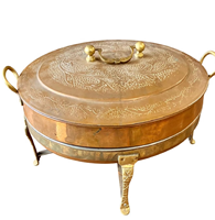 Plat à réchaud en cuivre gravé avec pied et bouton en laiton, l'apparence reflète l'éclairage lors des événements, améliorant ainsi l'ambiance générale