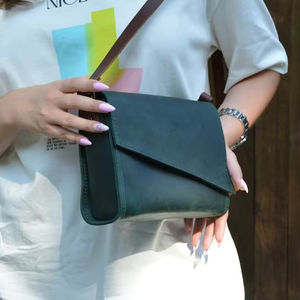 Sac messager à bandoulière personnalisé pour hommes LCBB-0176 en cuir véritable à la mode avec motif imperméable et design à bandoulière - Product Image 1