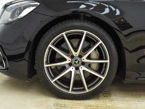 รถ SUV มือสอง ปี 2024 รุ่น S560 เครื่องยนต์ V8 4 ลิตร เกียร์อัตโนมัติ ระบบควบคุมความเร็วอัตโนมัติ (ACC) เบาะหนัง สีเข้ม ตัวเลือกขับเคลื่อนล้อหน้า/ขับเคลื่อนสี่ล้อ (FWD/AWD) หลังคาซันรูฟแบบพาโนรามา มุมมอง 360 องศา - Product Image 4