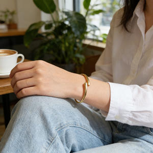 Bracelet jonc tendance en acier inoxydable et zircon pour femme, bijou de poignet en métal poli, couleurs or et argent, idéal pour les fêtes et occasions spéciales - Product Image 6